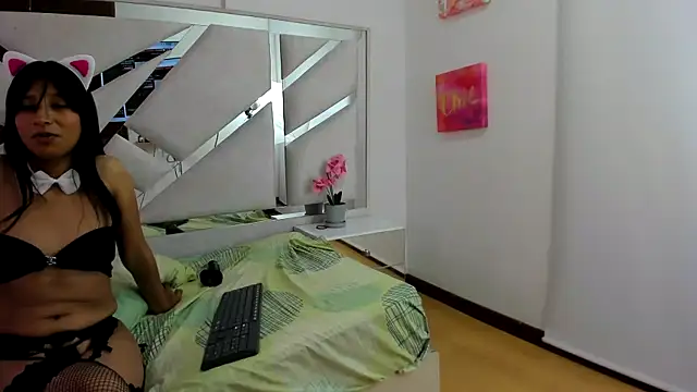 Snapshot of Luisa_BloomXXX chatting on October 9, 9:35 pm Luisa BloomXXX online show from October 9, 9:35 pm