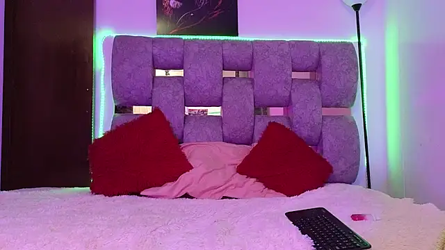 alix kitty online show from December 15, 8:02 pm