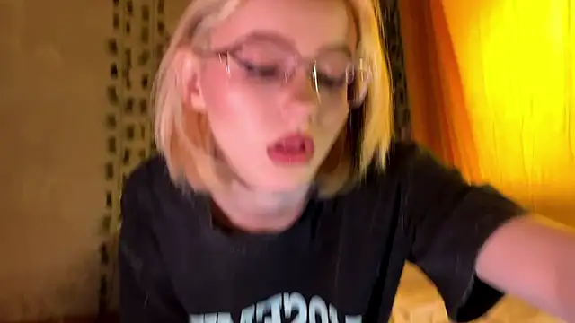 Snapshot of Kate_mikki chatting on February 4, 4:51 am Kate mikki online show from February 4, 4:51 am