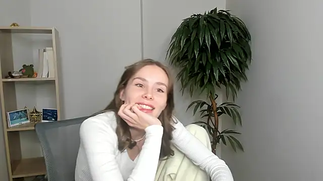 Snapshot of MonetLeitman chatting on October 11, 5:39 am MonetLeitman online show from October 11, 5:39 am