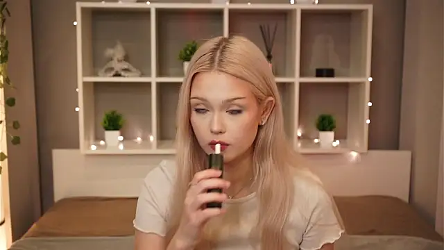 KaryTasch online show from October 29, 8:32 pm