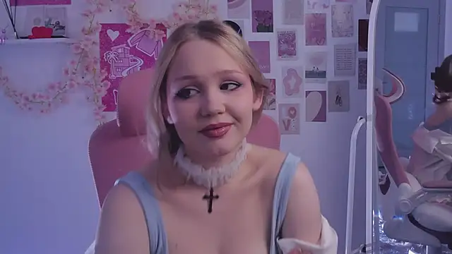 Snapshot of SweetCutie19 chatting on October 16, 6:20 pm SweetCutie19 online show from October 16, 6:20 pm