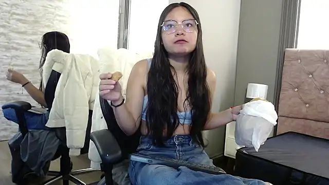 Snapshot of _kita chatting on November 3, 11:44 am kita online show from November 3, 11:44 am