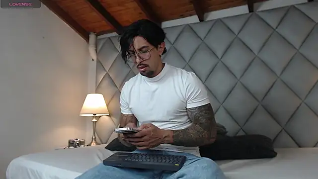 Liam Espinoza online show from October 19, 7:47 pm