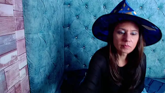 Snapshot of Kylie_Bloom chatting on October 31, 6:20 pm Kylie Bloom online show from October 31, 6:20 pm