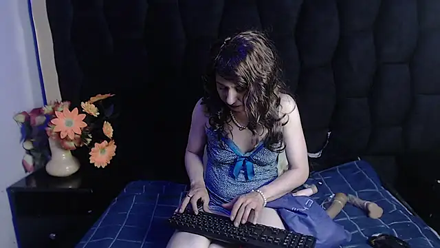 Snapshot of Kylie_Bloom chatting on November 10, 9:03 pm Kylie Bloom online show from November 10, 9:03 pm