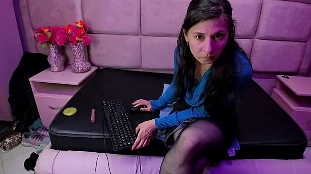 Snapshot of Kylie_Bloom chatting on November 18, 8:57 pm Kylie Bloom online show from November 18, 8:57 pm