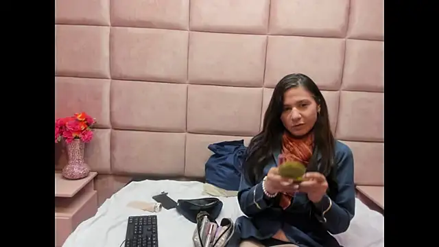 Snapshot of Kylie_Bloom chatting on November 27, 9:17 pm Kylie Bloom online show from November 27, 9:17 pm