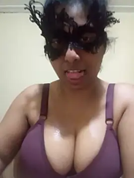 Expose Queen online show from November 29, 6:33 pm