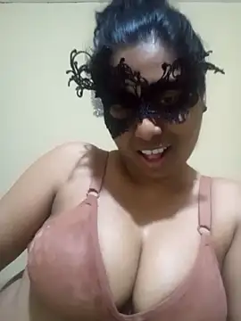 Expose Queen online show from February 6, 5:16 pm