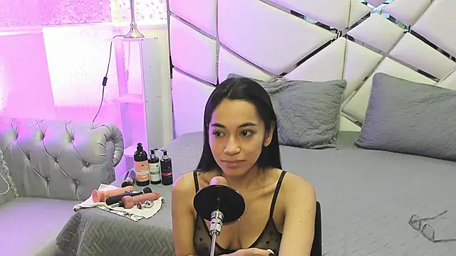 Snapshot of GabbiePrice chatting on June 11, 10:35 am GabbiePrice online show from June 11, 10:35 am