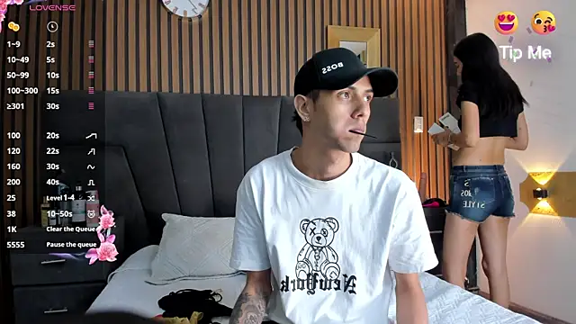 DerryAndIzzy online show from October 27, 4:05 am