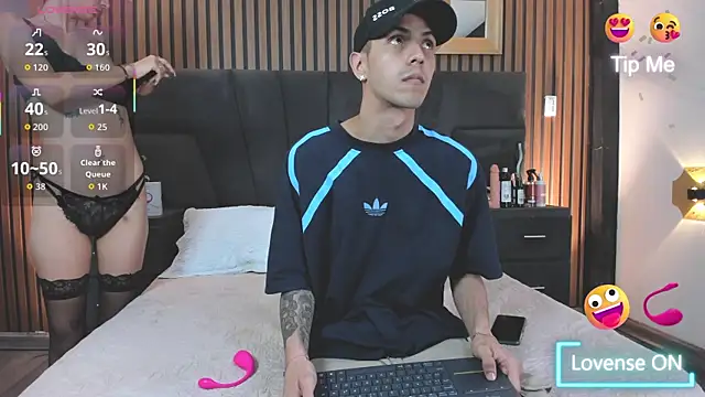 DerryAndIzzy online show from November 9, 7:28 am