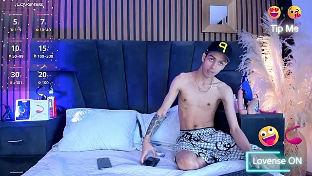 DerryAndIzzy online show from December 17, 4:51 am