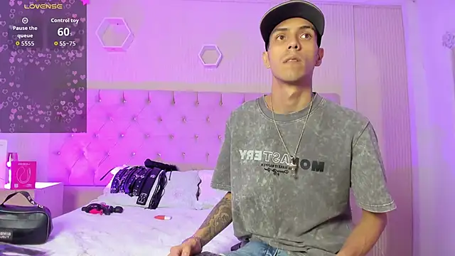 DerryAndIzzy online show from May 20, 5:02 am