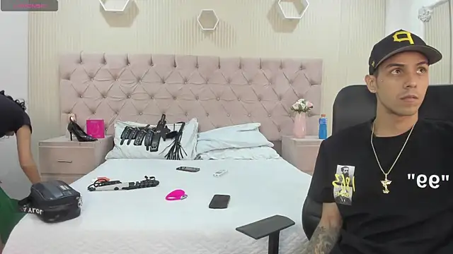DerryAndIzzy online show from May 21, 5:25 am