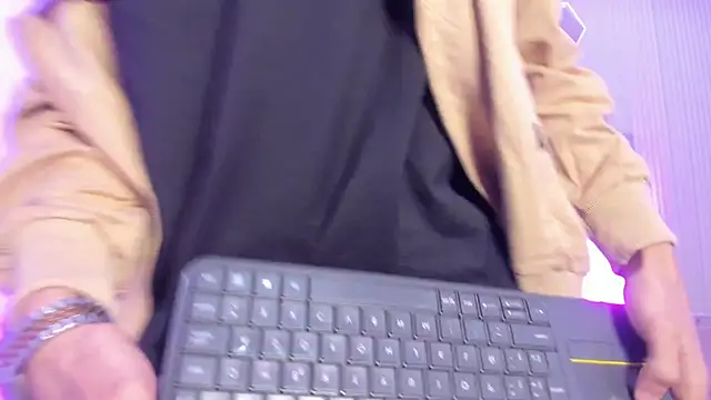 DerryAndIzzy online show from June 8, 4:46 am