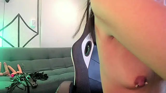 DerryAndIzzy online show from July 24, 11:58 pm