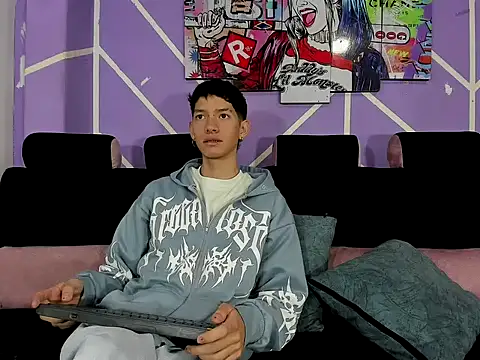 Snapshot of heyy_noah11 chatting on February 13, 1:29 pm heyy noah11 online show from February 13, 1:29 pm