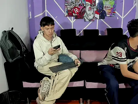 Snapshot of heyy_noah11 chatting on February 16, 1:40 pm heyy noah11 online show from February 16, 1:40 pm