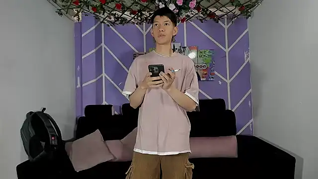 Snapshot of heyy_noah11 chatting on February 20, 1:33 pm heyy noah11 online show from February 20, 1:33 pm