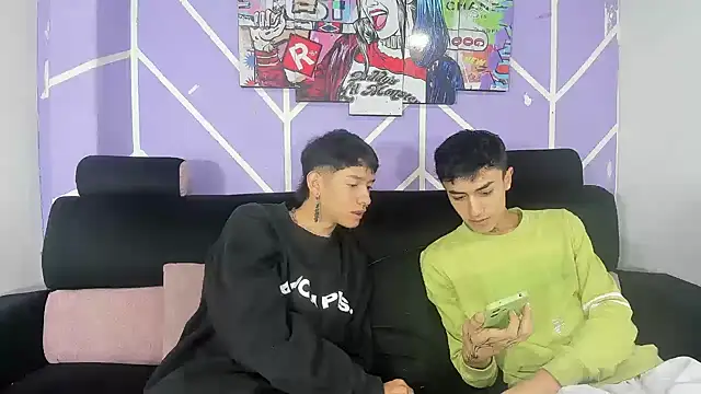 Snapshot of heyy_noah11 chatting on April 5, 1:19 pm heyy noah11 online show from April 5, 1:19 pm