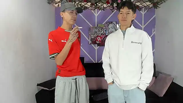 Snapshot of heyy_noah11 chatting on April 6, 1:45 pm heyy noah11 online show from April 6, 1:45 pm