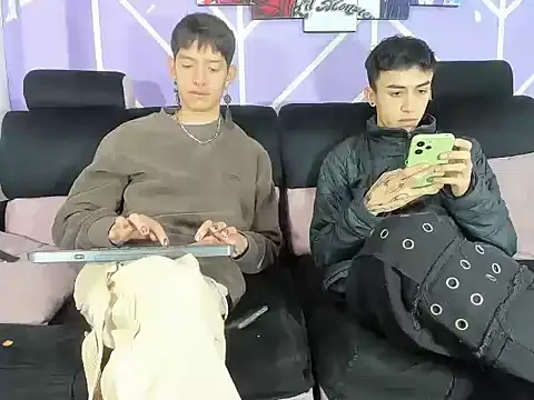 Snapshot of heyy_noah11 chatting on April 11, 1:37 pm heyy noah11 online show from April 11, 1:37 pm