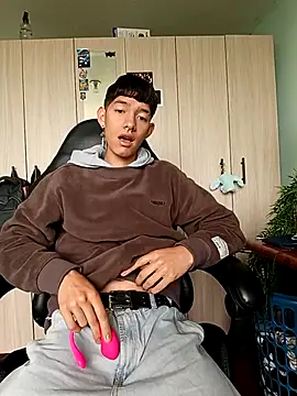 Snapshot of heyy_noah11 chatting on April 17, 1:36 pm heyy noah11 online show from April 17, 1:36 pm