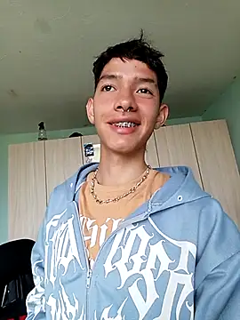 Snapshot of heyy_noah11 chatting on April 26, 5:54 pm heyy noah11 online show from April 26, 5:54 pm