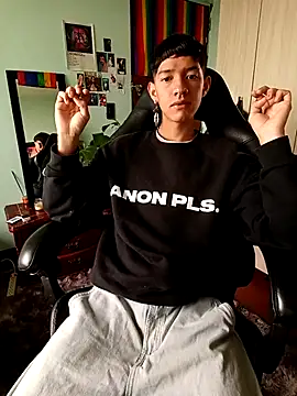 Snapshot of heyy_noah11 chatting on April 27, 4:38 pm heyy noah11 online show from April 27, 4:38 pm