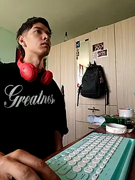 Snapshot of heyy_noah11 chatting on April 30, 6:03 pm heyy noah11 online show from April 30, 6:03 pm