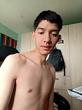 Snapshot of heyy_noah11 chatting on April 30, 8:57 pm heyy noah11 online show from April 30, 8:57 pm