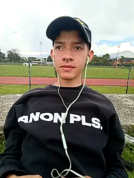 Snapshot of heyy_noah11 chatting on May 3, 8:48 pm heyy noah11 online show from May 3, 8:48 pm