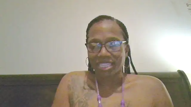 Snapshot of SweetCandy85 chatting on October 15, 3:06 am SweetCandy85 online show from October 15, 3:06 am