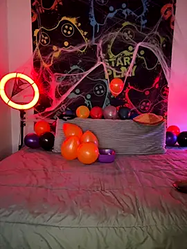 Snapshot of MiniMonroe chatting on November 1, 8:27 am MiniMonroe online show from November 1, 8:27 am