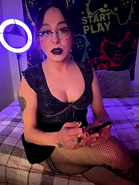 Snapshot of MiniMonroe chatting on November 6, 9:43 am MiniMonroe online show from November 6, 9:43 am