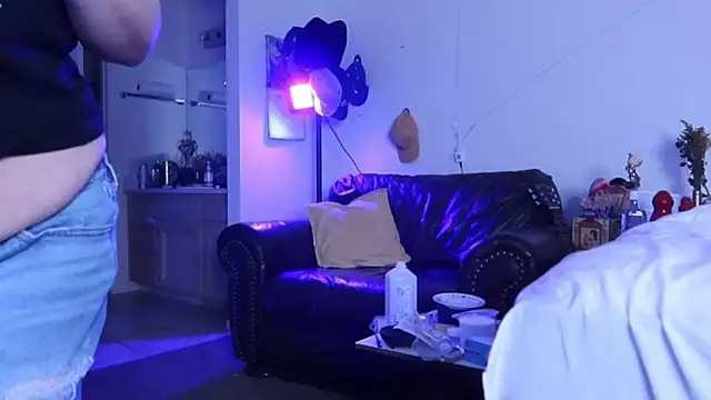 Snapshot of BellaBlueBBW chatting on February 8, 9:13 am BellaBlueBBW online show from February 8, 9:13 am