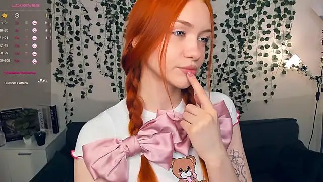 Snapshot of Foxy_blush chatting on October 19, 9:04 pm Foxy blush online show from October 19, 9:04 pm