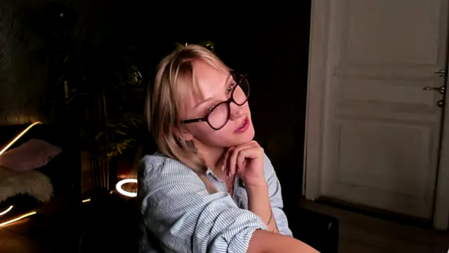 Snapshot of AnnieGitis chatting on October 13, 8:20 pm AnnieGitis online show from October 13, 8:20 pm
