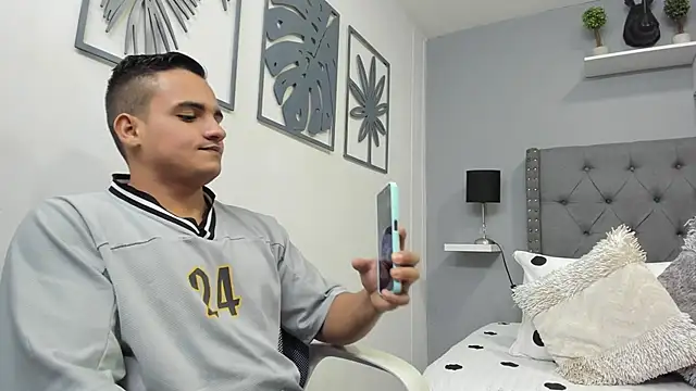 Snapshot of violeta_and_maxx chatting on November 18, 11:37 pm violeta and maxx online show from November 18, 11:37 pm