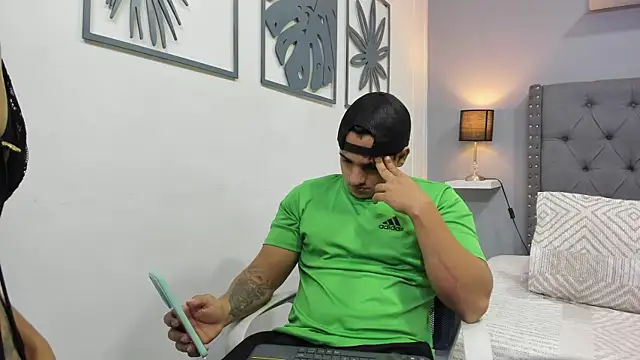 Snapshot of violeta_and_maxx chatting on December 1, 11:54 pm violeta and maxx online show from December 1, 11:54 pm