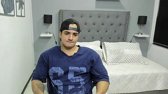 Snapshot of violeta_and_maxx chatting on December 16, 12:37 am violeta and maxx online show from December 16, 12:37 am