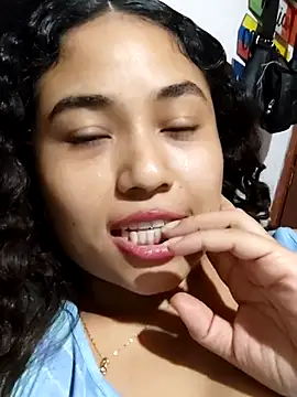 Snapshot of yournaughtysecret_ chatting on November 4, 12:32 am yournaughtysecret online show from November 4, 12:32 am