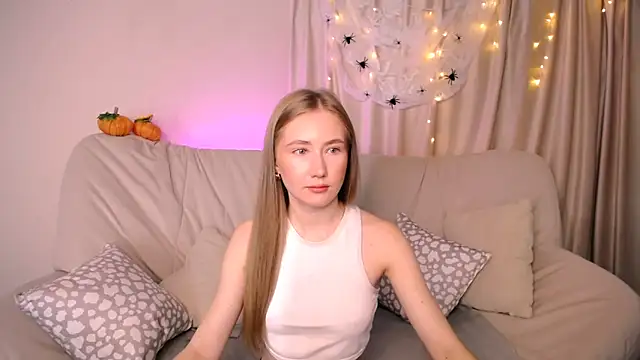 Snapshot of EllyColins chatting on October 18, 2:36 am EllyColins online show from October 18, 2:36 am