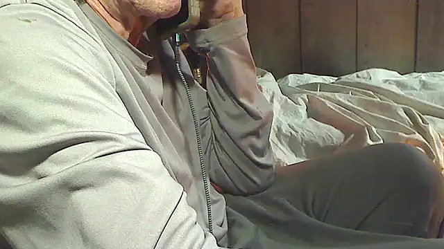 Snapshot of OldManOnline chatting on December 1, 4:17 am OldManOnline online show from December 1, 4:17 am