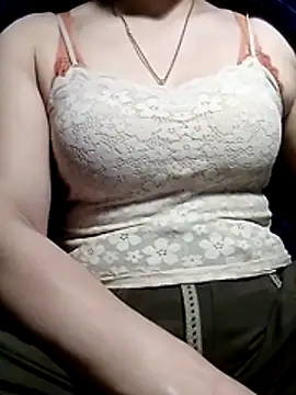 YiyinLy online show from February 10, 1:15 pm