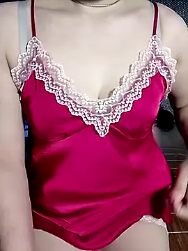 YiyinLy online show from July 13, 1:14 pm