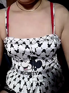 YiyinLy online show from July 17, 8:57 pm