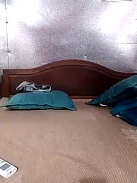 YiyinLy online show from July 19, 9:24 am